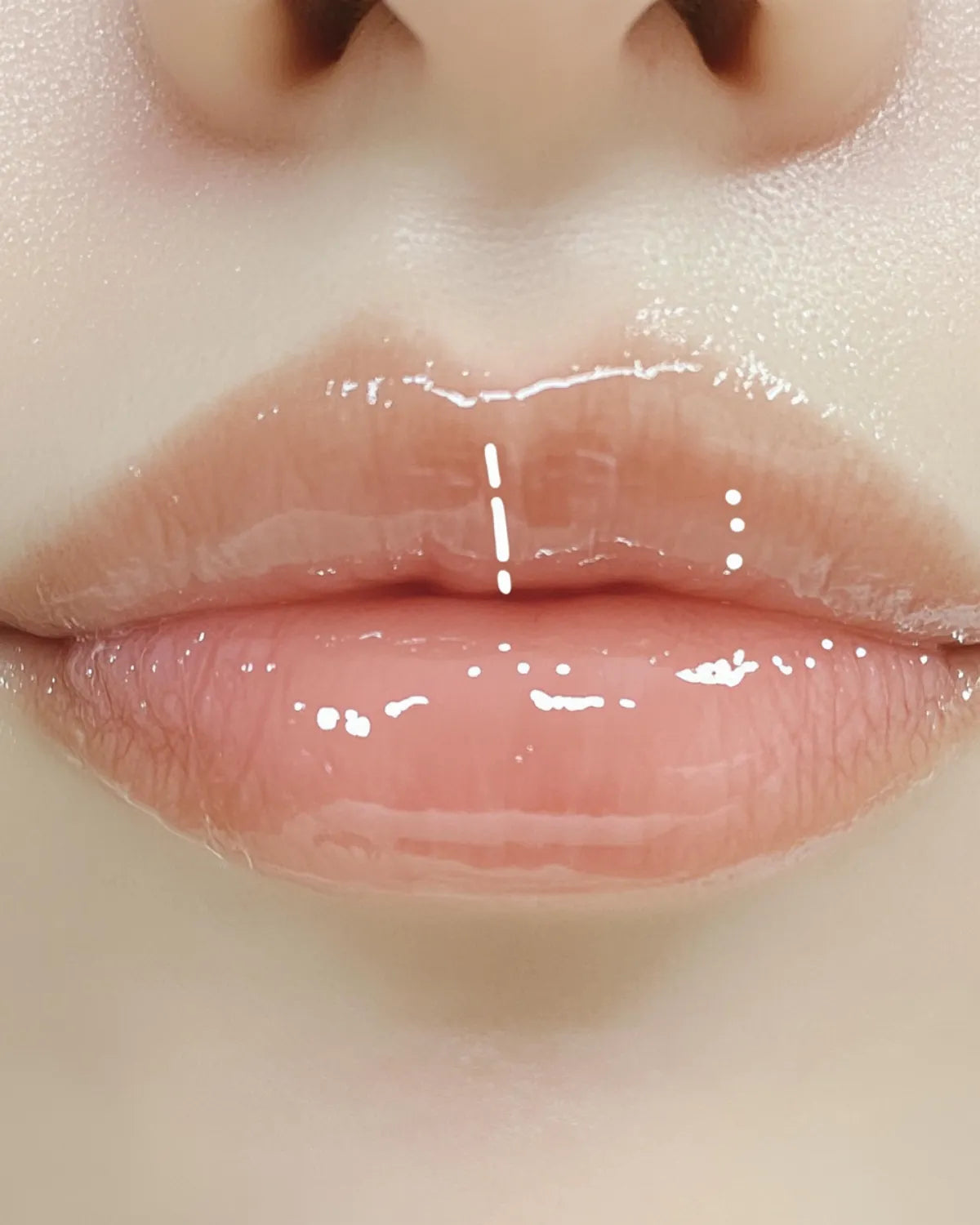 Zoom sur des lèvres lissées et brillantes après application du gloss NEMESYS Ice Pearl.