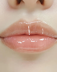 Zoom sur des lèvres lissées et brillantes après application du gloss NEMESYS Ice Pearl.