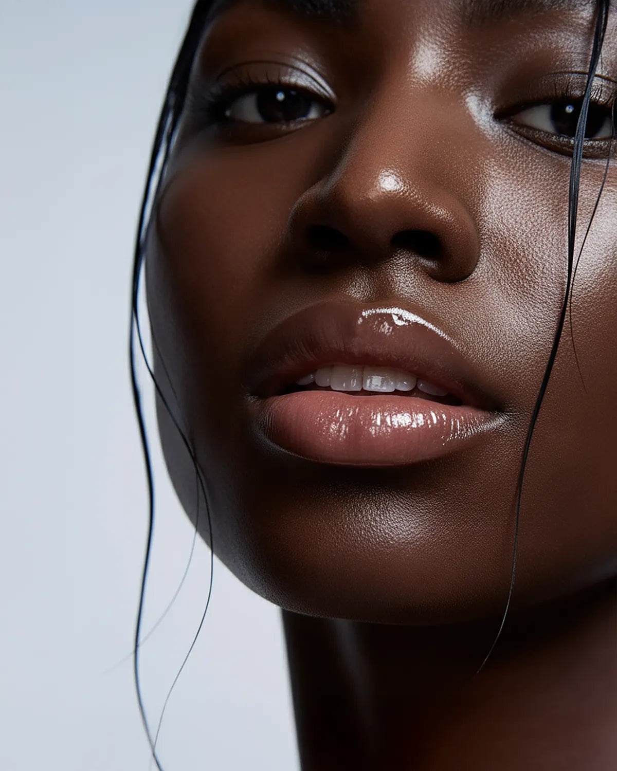 Gros plan lèvres glossy lissées avec le gloss repulpant Ice Pearl NEMESYS, effet anti-rides et brillance glacée.