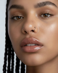 Macro lèvres pulpeuses glossy avec le gloss repulpant Volcano Kiss NEMESYS, effet injection immédiat et brillance miroir.