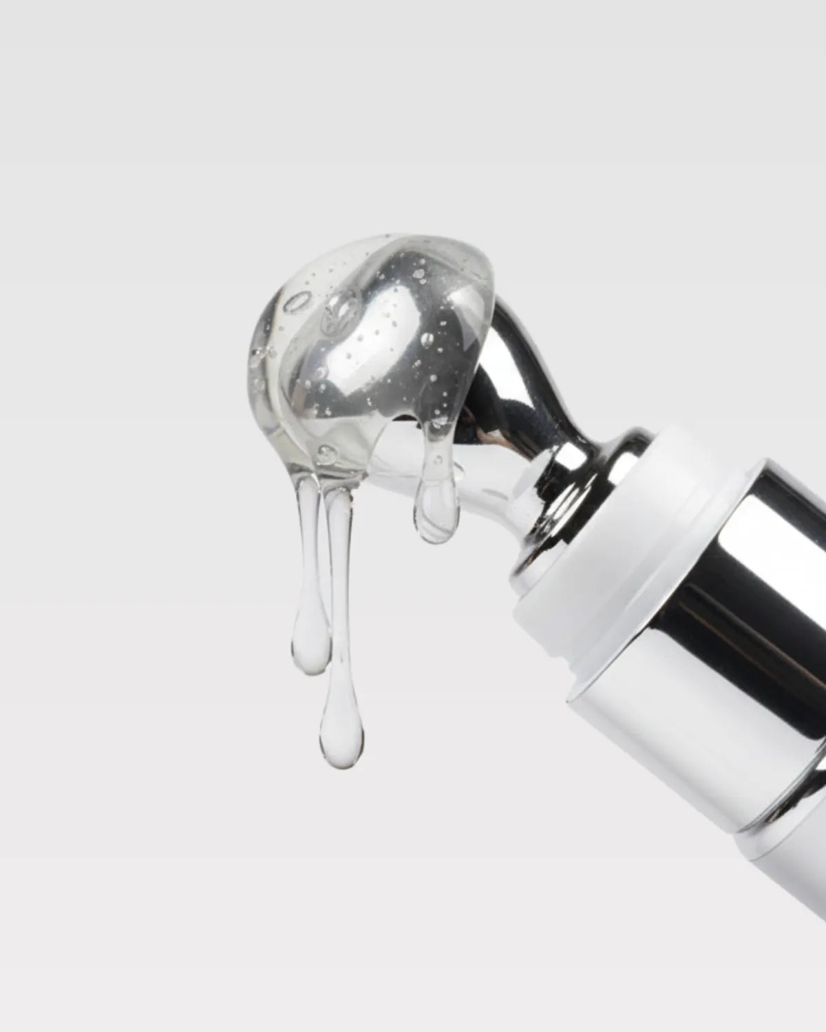 Macro embout du gloss NEMESYS Ice Pearl avec gel cryo-actif transparent en texture givrée.