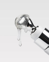 Macro embout du gloss NEMESYS Ice Pearl avec gel cryo-actif transparent en texture givrée.