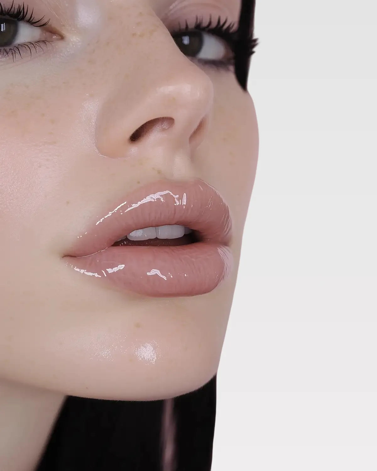 Close-up d’un modèle portant le gloss NEMESYS Ice Pearl, lèvres pulpeuses et contours nets.