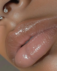 Close-up lèvres brillantes avec le gloss NEMESYS Ocean Bloom, effet miroir et volume hydraté.