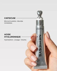 Tube NEMESYS Volcano Kiss mettant en avant le Capsicum pour la microcirculation et l’acide hyaluronique pour l’hydratation.