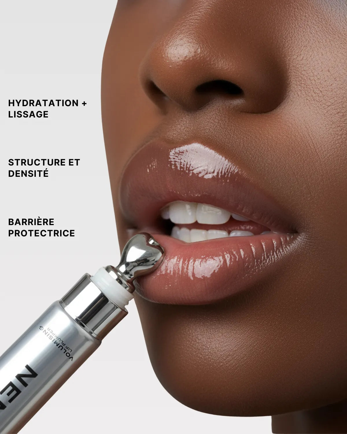 Close-up lèvres peau noire brillantes avec le gloss repulpant NEMESYS Volcano Kiss.