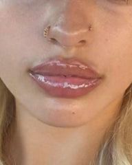 Lèvres glossées et pulpeuses avec NEMESYS Ocean Bloom, hydratation intense et confort fluide.