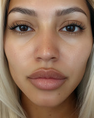 Lèvres au naturel après soin avec gloss NEMESYS Ocean Bloom, pulpe et souplesse.