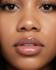 Close-up lèvres brillantes et volumisées grâce au gloss repulpant NEMESYS Volcano Kiss.