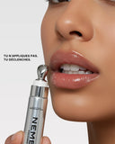 Close-up lèvres avec gloss NEMESYS Volcano Kiss, picotement maîtrisé et brillance miroir.