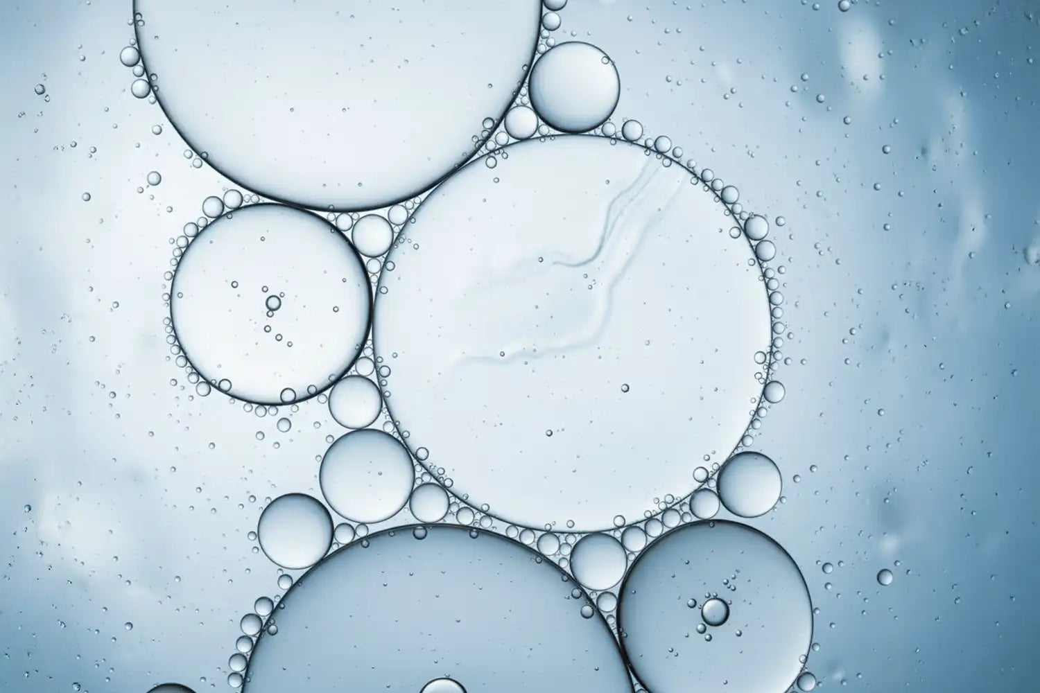 Gel cristallin avec microbulles en suspension, représentant l’acide hyaluronique, actif hydratant et repulpant biomimétique.