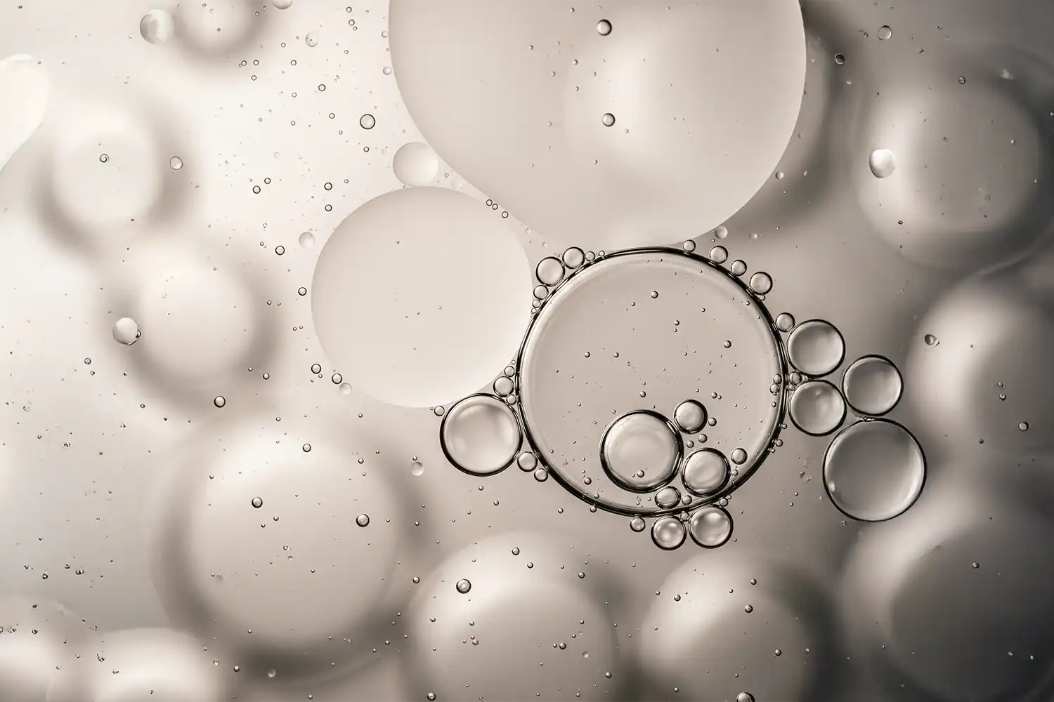 Texture lipidique crémeuse en macro close-up, symbolisant les céramides NP, molécules essentielles de la barrière cutanée.