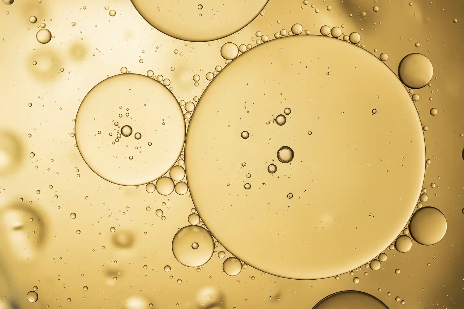 Texture cosmétique translucide avec bulles lumineuses, symbolisant la molécule thermo-active Vanillyl Butyl Ether issue de la vanilline.