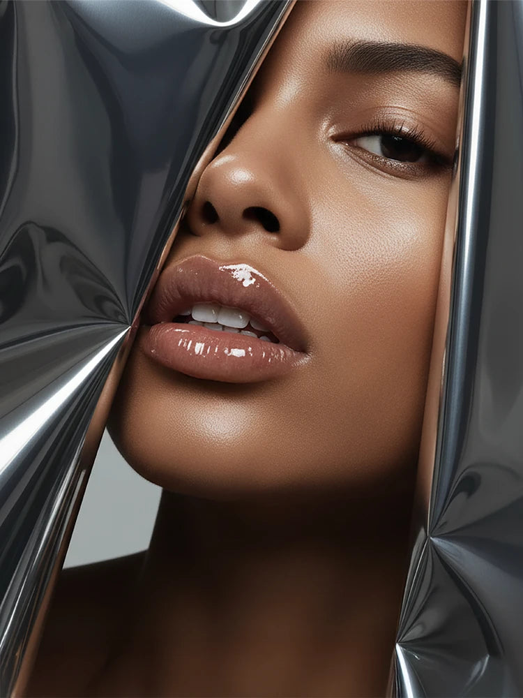 Bannière NEMESYS avec une femme aux lèvres pulpeuses, hydratées et brillantes grâce à un gloss transparent, style éditorial futuriste avec reflets métalliques.