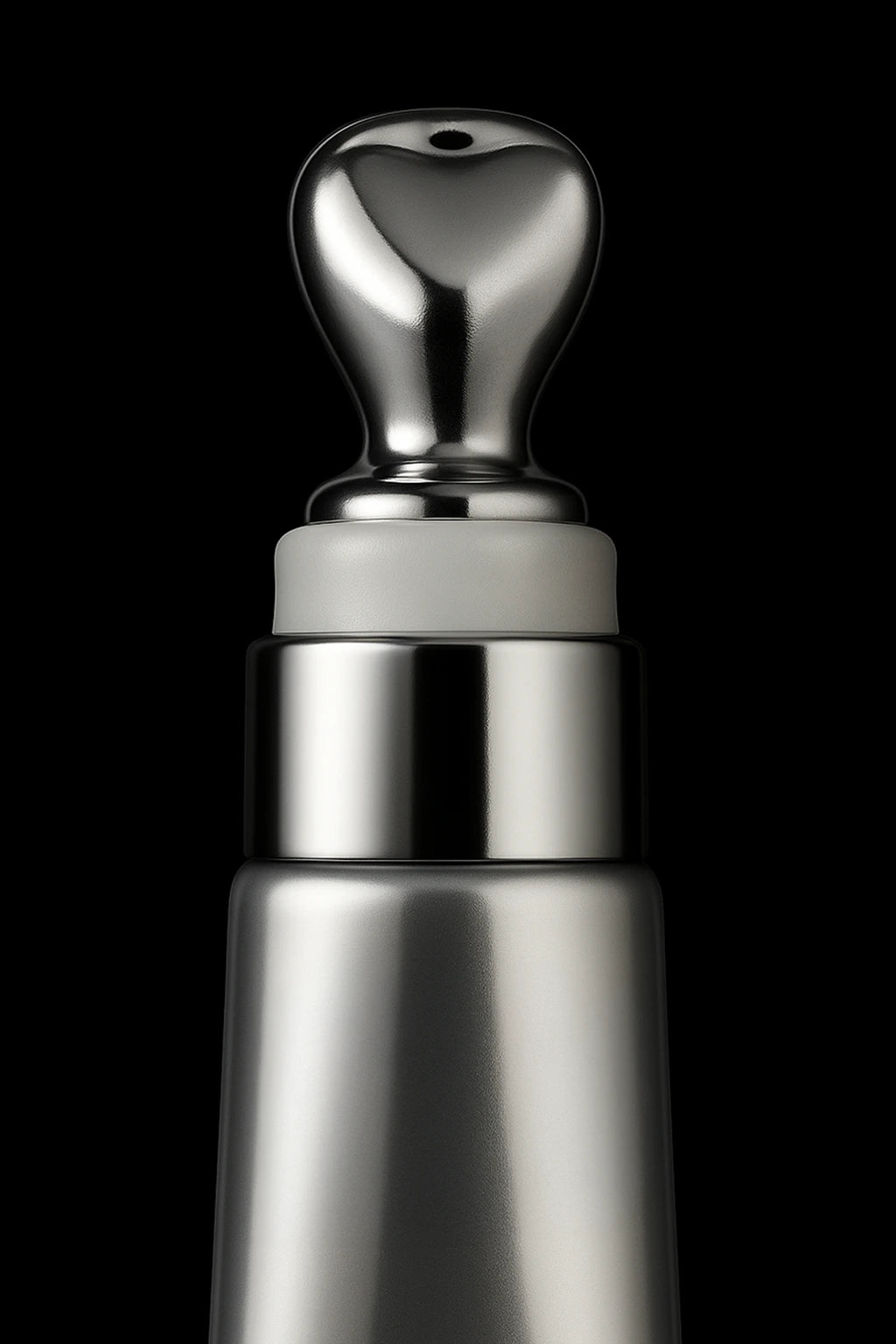Embout applicateur gloss repulpant Nemesys — détail chrome, effet volume lèvres