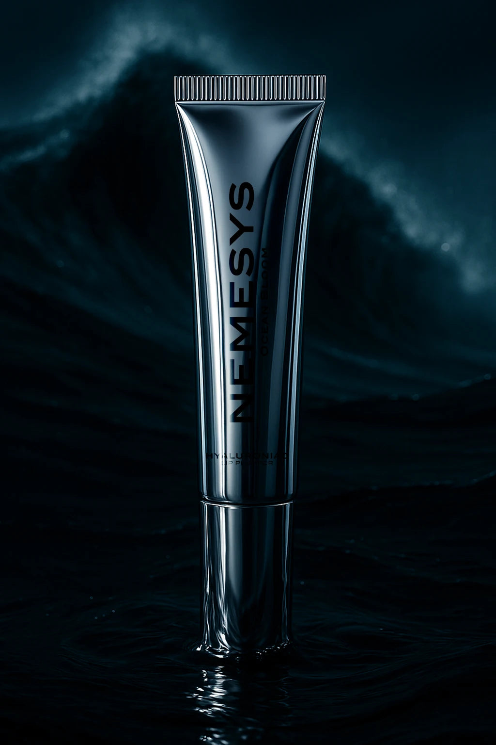 Tube du gloss Ocean Bloom™ de NEMESYS™ posé sur une surface liquide sombre. Brillance métallique, ambiance aquatique. Technologie Hydra-Glow™, effet hydratant 24 h. Gloss vegan non collant. Présence sensorielle fluide.
