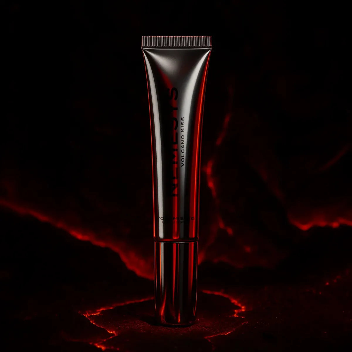 Gloss volumateur Volcano Kiss NEMESYS™ — repulpant thermo-actif, effet chaleur, fond de lave rouge, impact immédiat