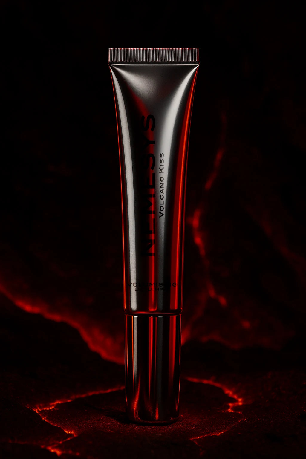 Gloss repulpant NEMESYS Volcano Kiss sur fond lave en fusion, packaging métallisé incandescent, effet volcanique immédiat