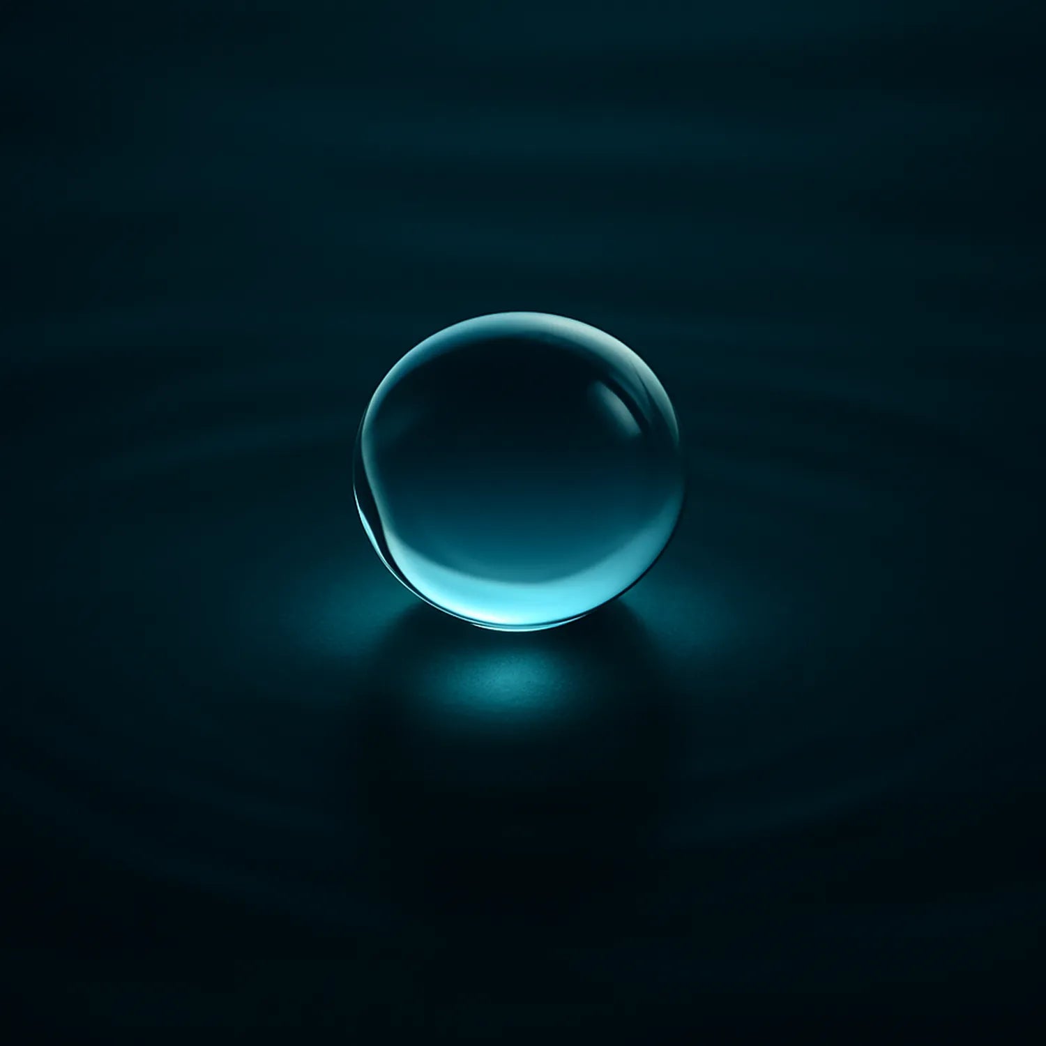 Sphère translucide posée sur une surface fluide sombre, représentant l’action biomimétique de réparation profonde de la phytosphingosine dans le gloss Ocean Bloom de NEMESYS.