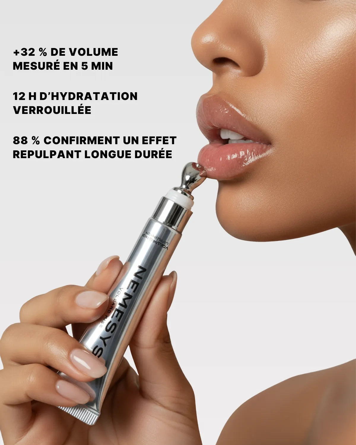 Application du gloss NEMESYS Volcano Kiss montrant +32% de volume en 5 minutes et 12h d’hydratation.