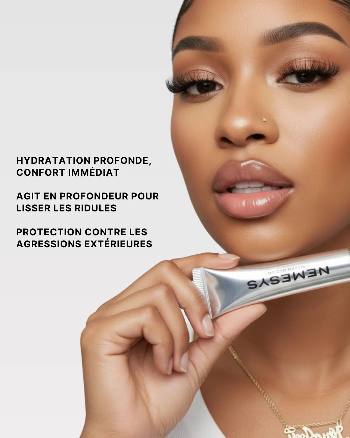 Modèle portant le gloss NEMESYS Ocean Bloom, soin apaisant et protection contre les ridules.