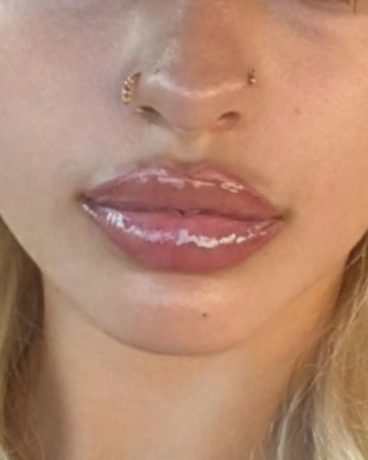 Lèvres glossées et pulpeuses avec NEMESYS Ocean Bloom, hydratation intense et confort fluide.