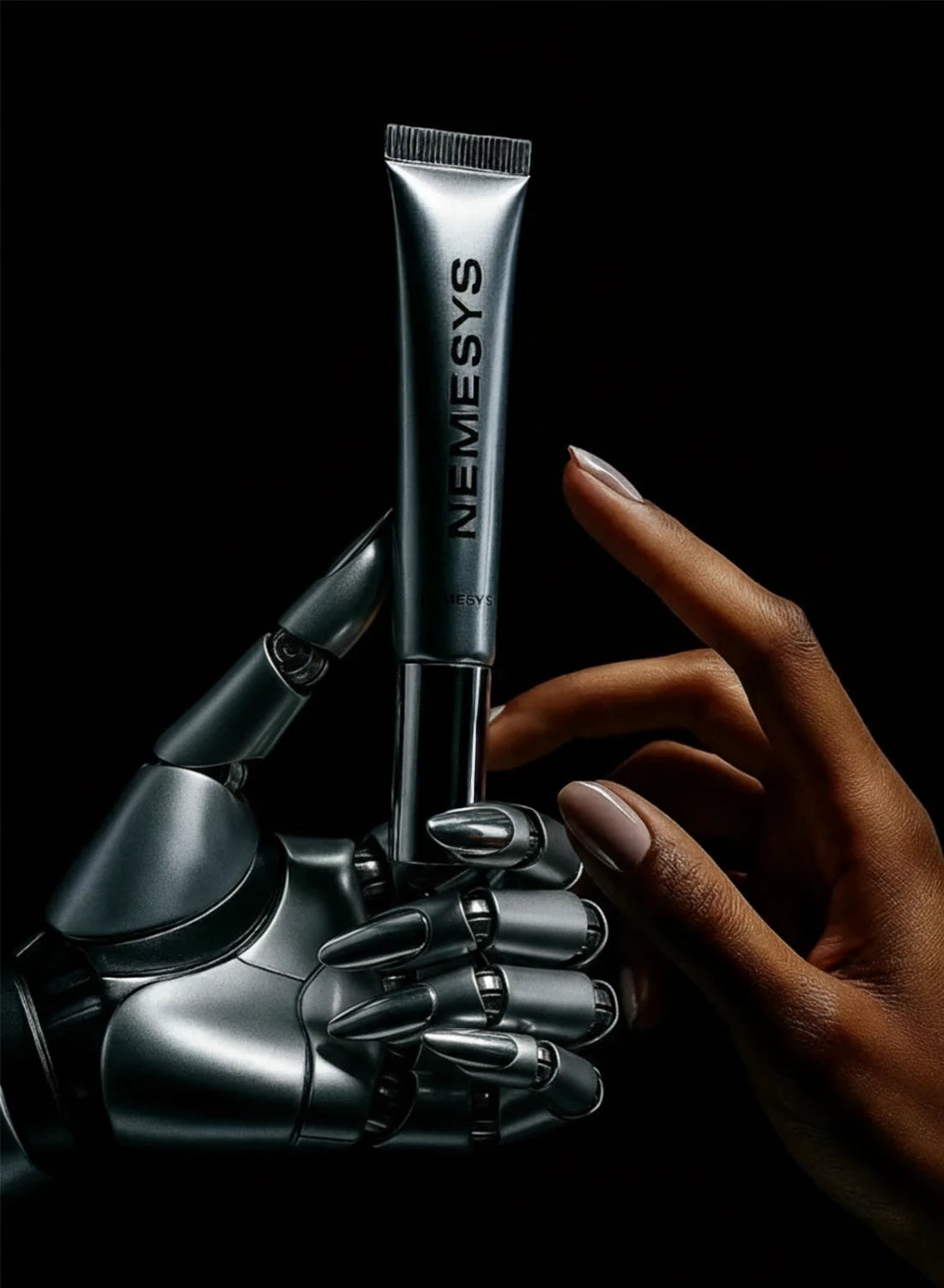 Tube de gloss NEMESYS tenu par une main robotique et une main humaine, symbolisant l’intelligence artificielle SYRΛ au service du rituel sensoriel.