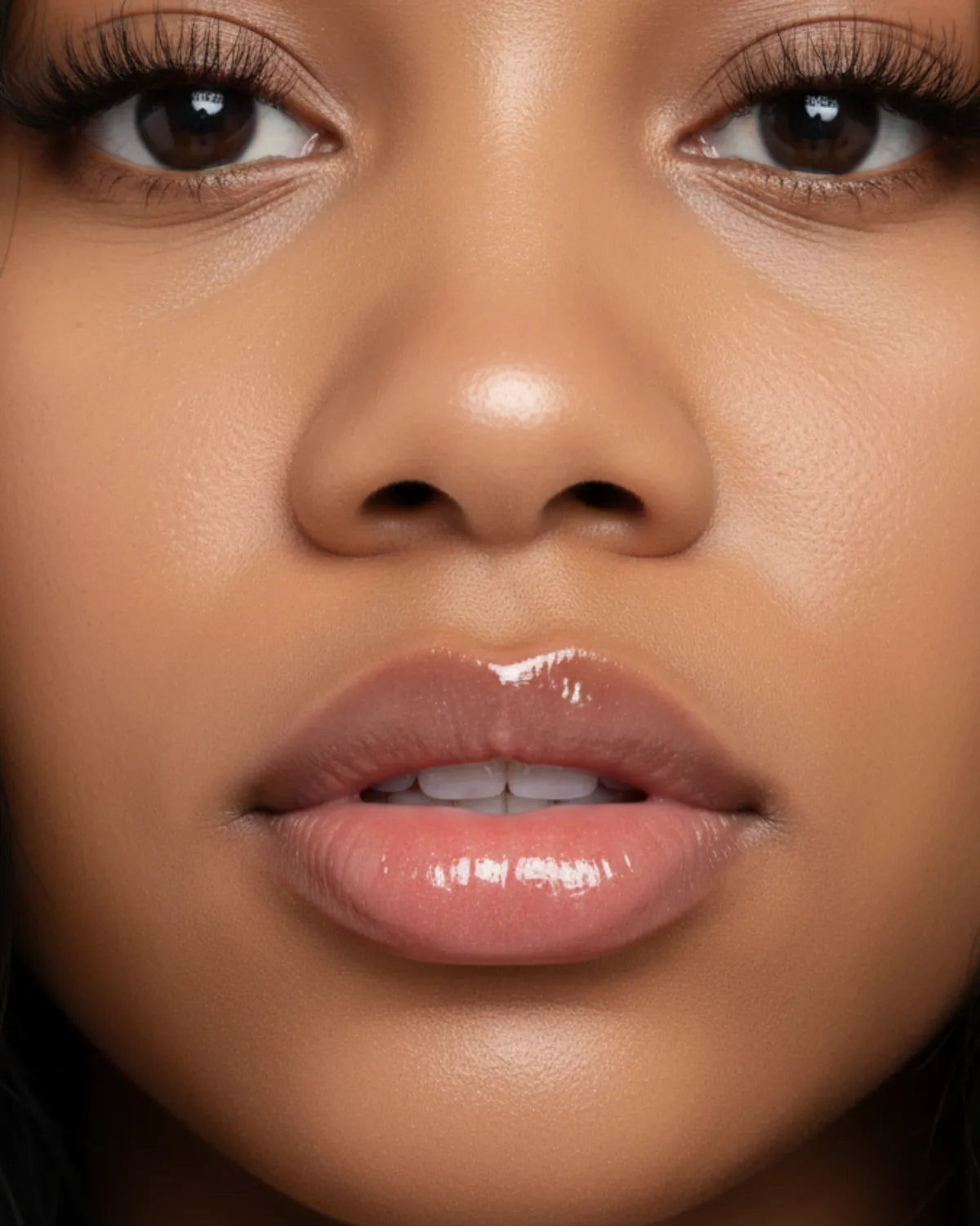 Close-up lèvres brillantes et volumisées grâce au gloss repulpant NEMESYS Volcano Kiss.