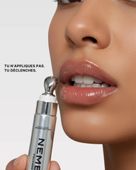 Close-up lèvres avec gloss NEMESYS Volcano Kiss, picotement maîtrisé et brillance miroir.